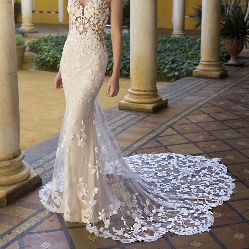 NWT Blue by Enzoani “Petal” Wedding Dress – Unaltered, Unworn, Ivory Size 14
